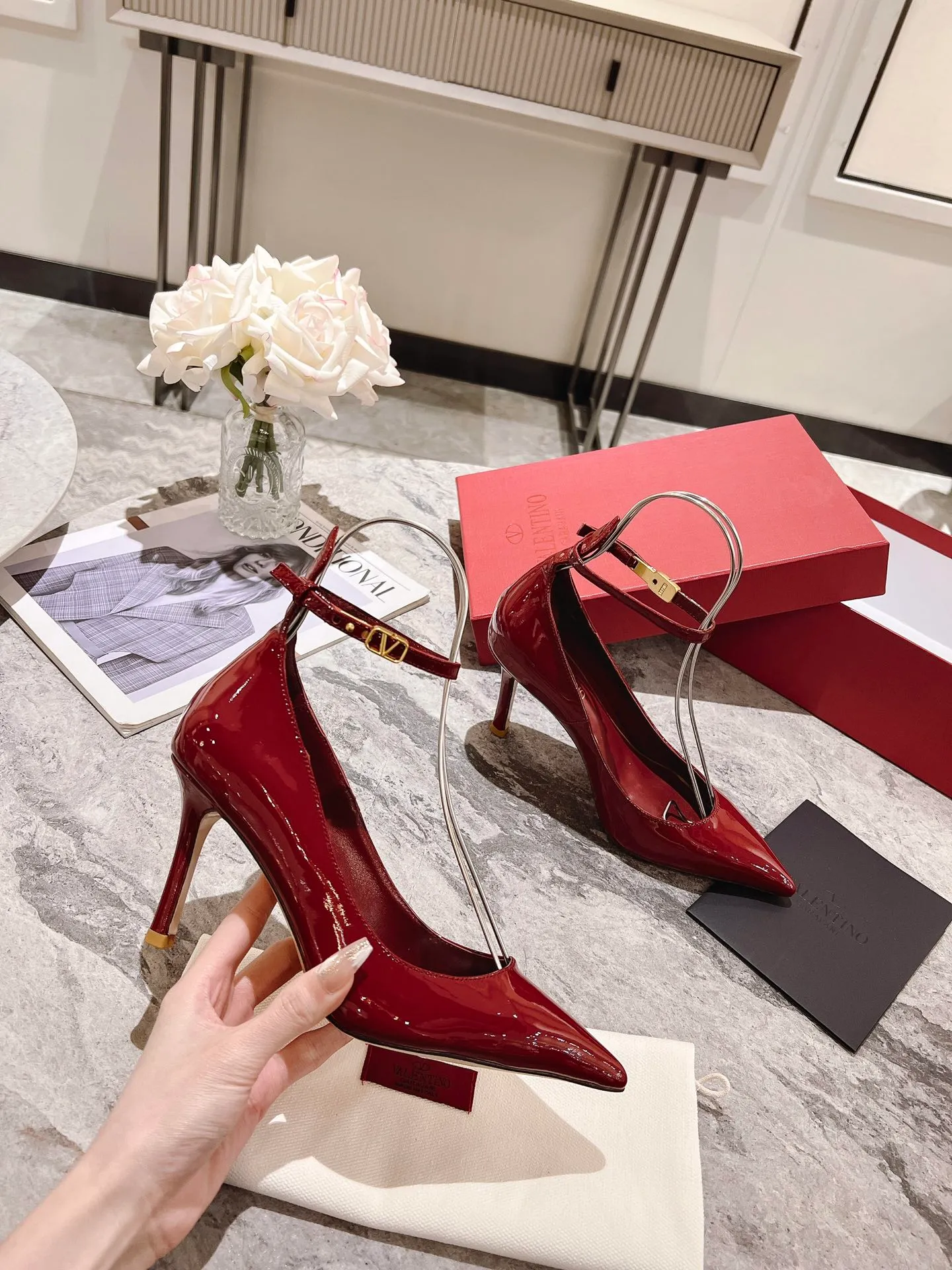 👟👟Ex-factory price 440👟👟 Genuine leather sole +40 Top version 𝑉𝐴𝐿𝐸𝑁𝑇𝐼𝑁𝑂 Valentino new spring and summer women's 6⃣️color patent leather shoes. Unique (small V-label buckle) hardware brings out a full sense of high-end, and the new season will live up to expectations! Worth buying ★ Qipi is absolutely high-grade ❥Original method, absolutely sensual ❥Elegant style, creating a different feeling, simple and elegant style!  Code number: 35-41 (34-42 customized) Fabric: Imported patent leather Lining: Sheepskin lining Heel height: 7cm-10cm2⃣️Various heel height options Leather outsole Rubber outsole